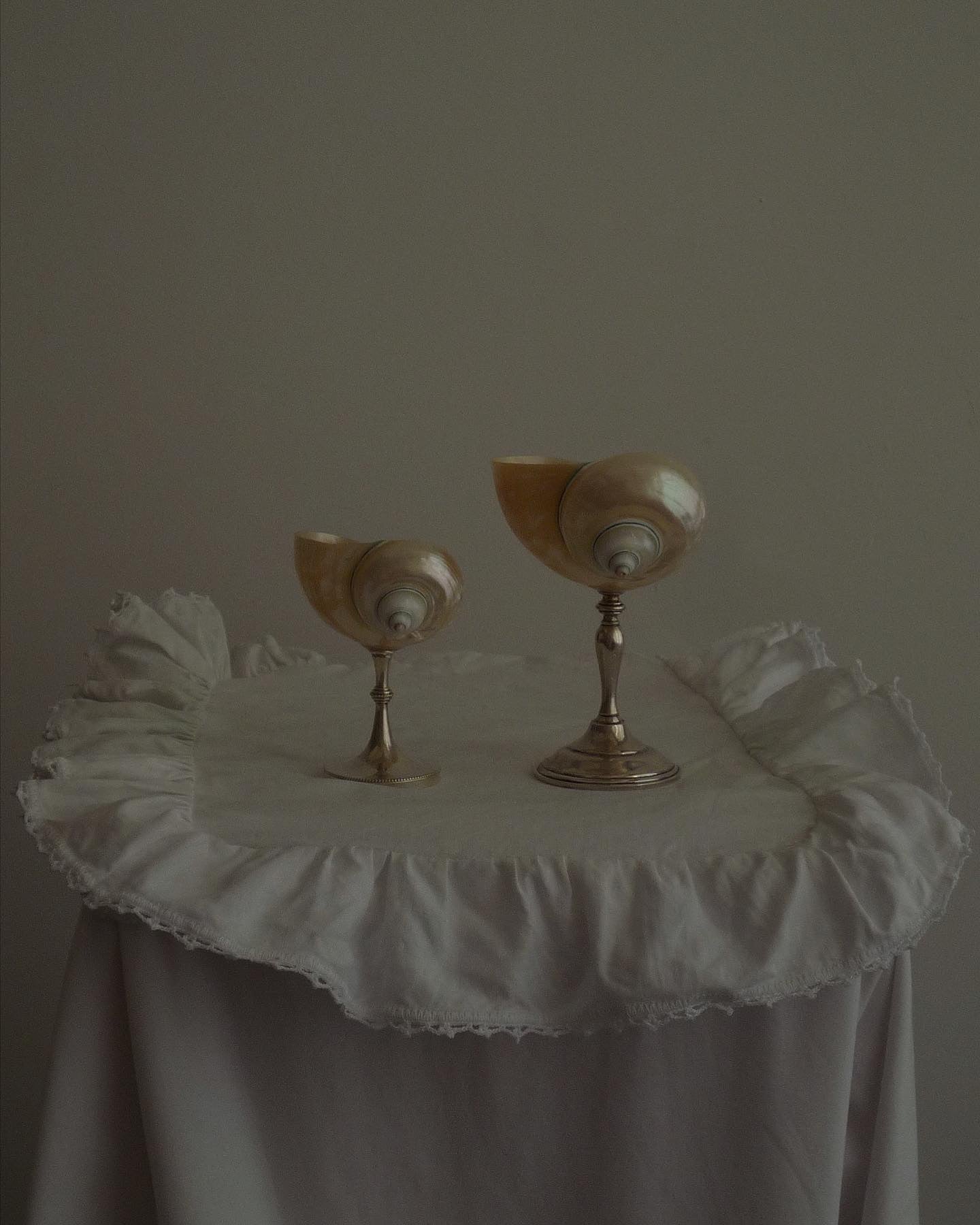 Set of two curly shell glasses with silver stem
